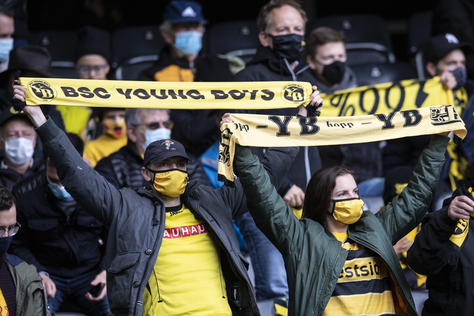 YB Fans begruessen die Spieler im Fussball Meisterschaftsspiel der Super League zwischen den Berner Young Boys und dem FC Vaduz, am Sonntag, 4. Oktober 2020, im Stadion Wankdorf in Bern. (KEYSTONE/Pet ...