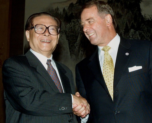 Chinese President Jiang Zemin, left, greets Swiss President Adolf Ogi at Zhongnanhai in Beijing Wednesday, Sept. 13, 2000. Ogi arrived at Beijing on Tuesday for a three-day visit to China. (KEYSTONE/A ...