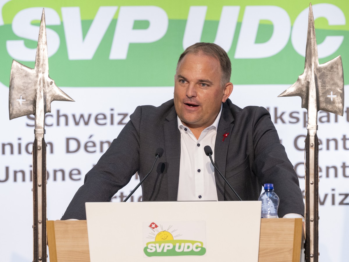 Der Praesiedent der SVP Schweiz, Marcel Dettling bei einer Rede, anlaesslich der Delegiertenversammlung der SVP Schweiz vom Samstag, 22. August 2026 in der Waldmannhalle in Baar. (KEYSTONE/Urs Flueele ...
