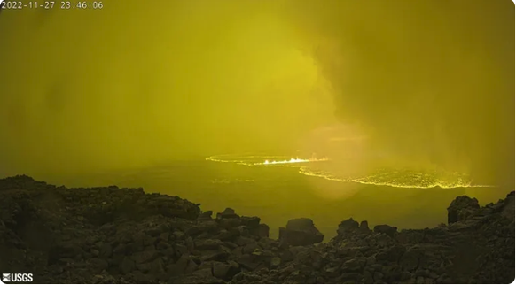 Mauna Loa: Der Vulkan auf Hawaii ist am Montag deutscher Zeit ausgebrochen, eine Webcam zeigt den Lavafluss.