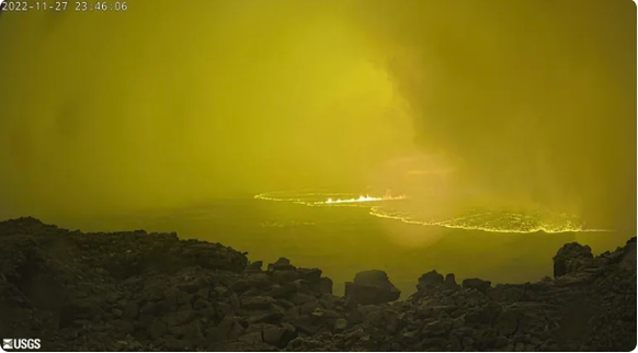 Mauna Loa: The volcano in Hawaii erupted Monday German time, a webcam shows the lava flow.
