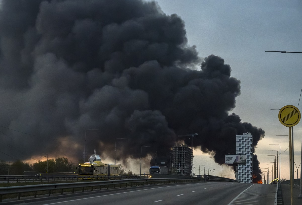 epa12893409 Smoke rises over the city after a Russian missile strike in Kyiv, Ukraine, 16 April 2026, amid the Russian invasion. At least four people were killed, including one child, and 49 others we ...