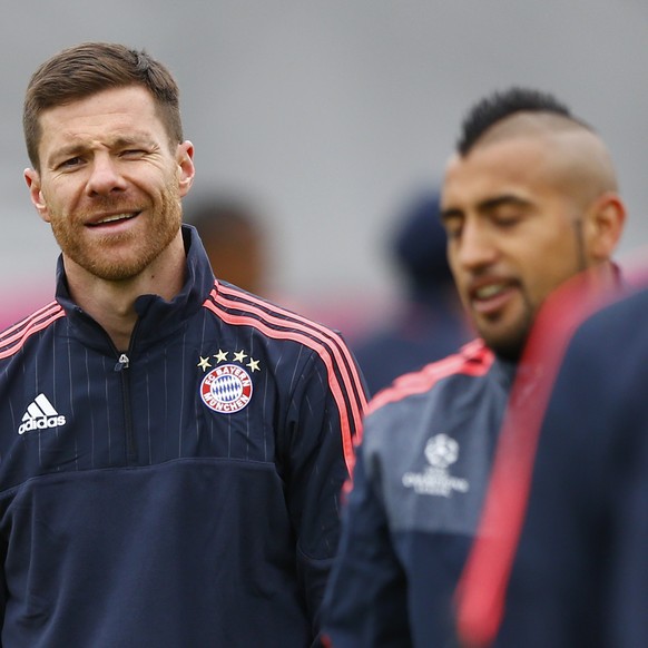 Mit der Lockerheit könnte es für Xavi Alonso (links) und Arturo Vidal bald vorbei sein.