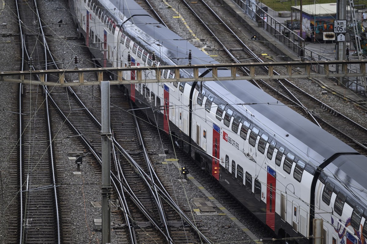 Ein Zug der SBB bei der Einfahrt in den Bahnhof Bern, fotografiert am Donnerstag, 30. Januar 2025. (KEYSTONE/Christian Beutler)