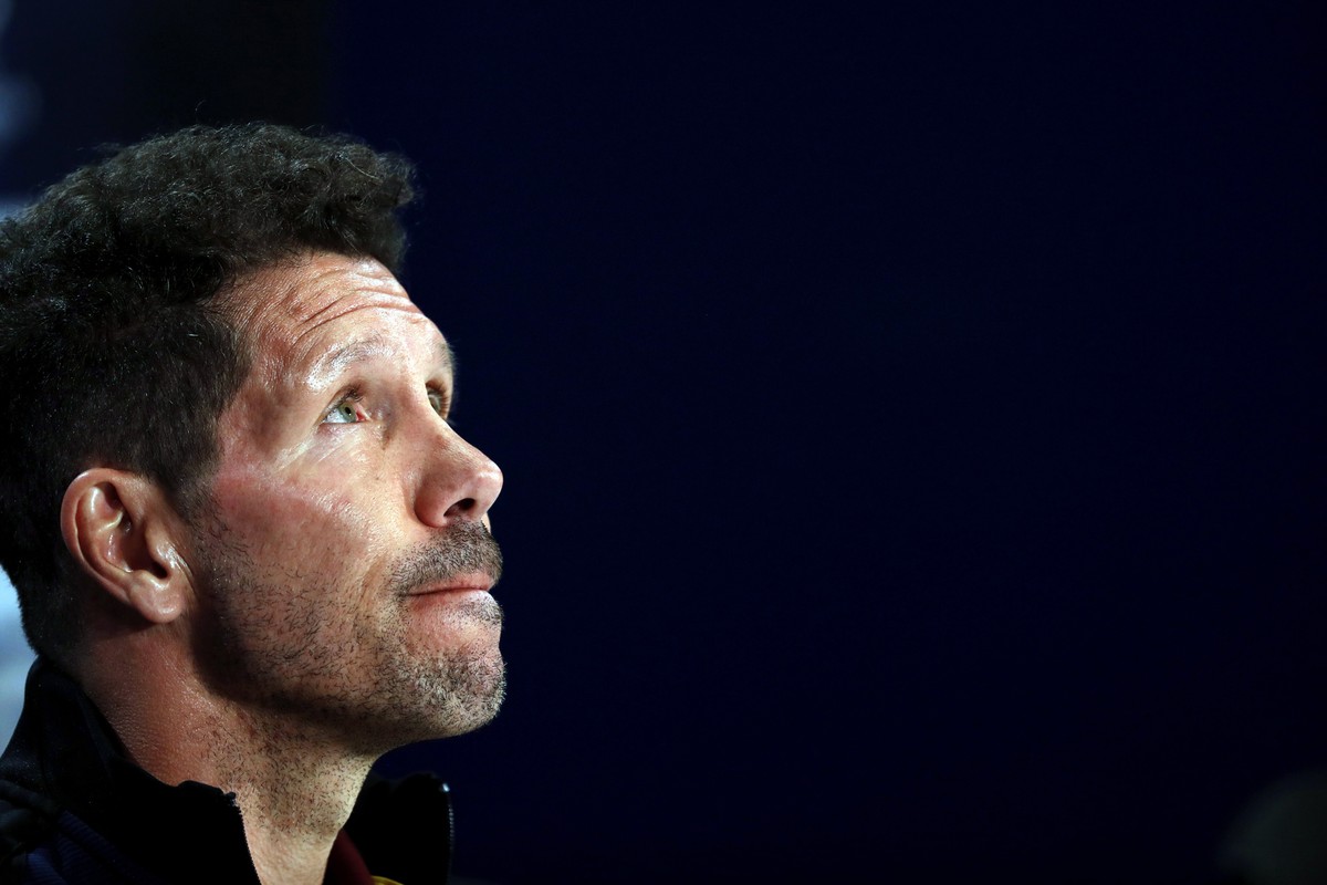 epa05903297 Atletico Madrid's head coach Diego Simeone during the press conference in Madrid, Spain, 11 April 2017. Leicester City will face Atletico Madrid in the UEFA Champions League quarter f ...