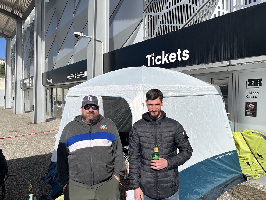 Ces fans de Fribourg-Gottéron vont attendre quatre heures pour avoir des billets. Jeudi 16 avril 2026.