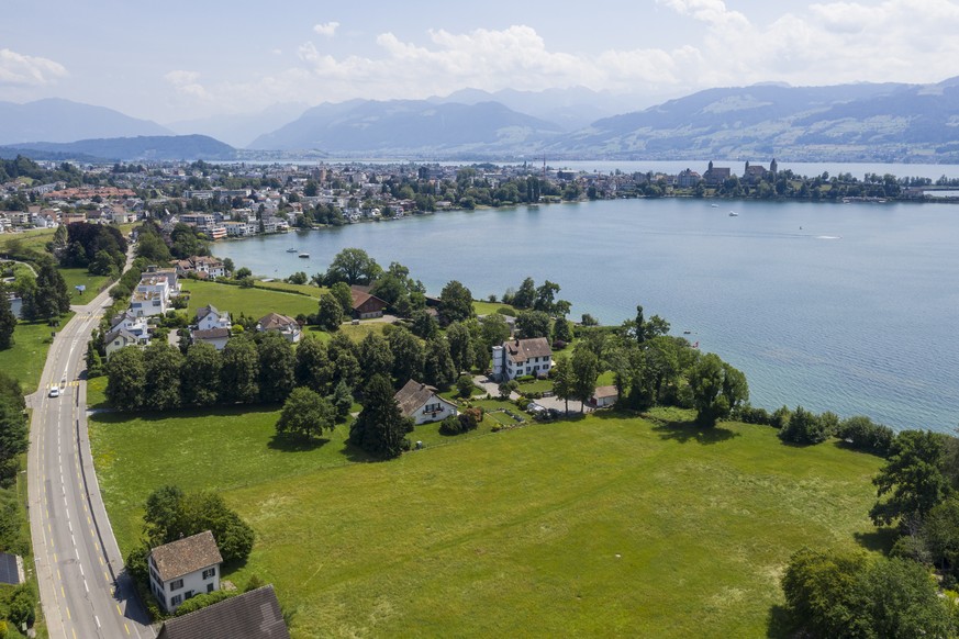 Rechts im Bild: Das 16'000 Quadratmeter grosse Grundstück mit direktem Seeanstoss von Roger Federer in Rapperswil-Jona (SG).