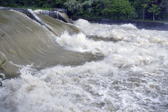 Tosendes Wasser der Thur beim Wehr in Weihnfelden (TG) am Sonntag, 15. Mai 2016. Nach den anhaltenden Regenfaellen in den letzten Tagen ist die Hochwasserlage in vielen Teilen der Schweiz angespannt.  ...