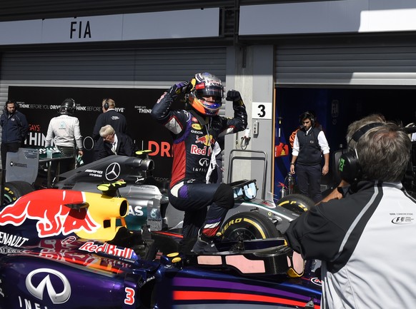 So sehen Sieger aus: Ricciardo posiert nach seinem Triumph für die Kameras.&nbsp;