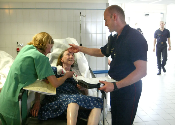 Gerettet! Eine alte Frau wird im August 2003 in das Pariser Spital Sainte-Antoine eingeliefert.