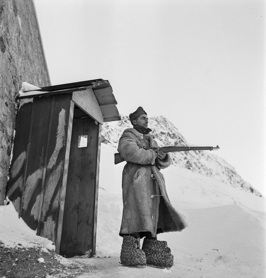 Die etwas andere Weihnachten in der Schweiz - Grenzsoldaten im Aktivdienst sind an der Grenze am Spluegenpass stationiert, aufgenommen am 24. Dezember im Kriegsjahr 1943. Auch in der Christnacht muss ...
