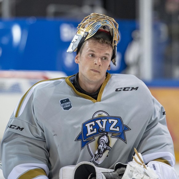 ARCHIV - ZUM KEYSTONE-SDA-TEXT UEBER LEONARDO GENONI, TORHUETER DES EV ZUG, STELLEN WIR IHNEN FOLGENDES BILDMATERIAL ZUR VERFUEGUNG - Die Spieler des EV Zug mit Torhueter Leonardo Genoni beim ersten E ...
