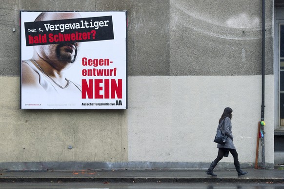 Ein Plakat zur Ausschaffungsinitiative haengt an einem Gebaeude, am Montag 25. Oktober 2010 in Bern. Ueber die Vorlage wird am 28. November 2010 abgestimmt. (KEYSTONE/Peter Schneider)