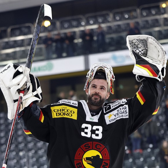 Torhueter Sandro Zurkirchen (SCB) wird von den Fans gefeiert, nach dem Eishockey Meisterschaftsspiel der National League zwischen dem SC Bern und dem EV Zug, am Samstag, 11. Oktober 2025 in der PostFi ...