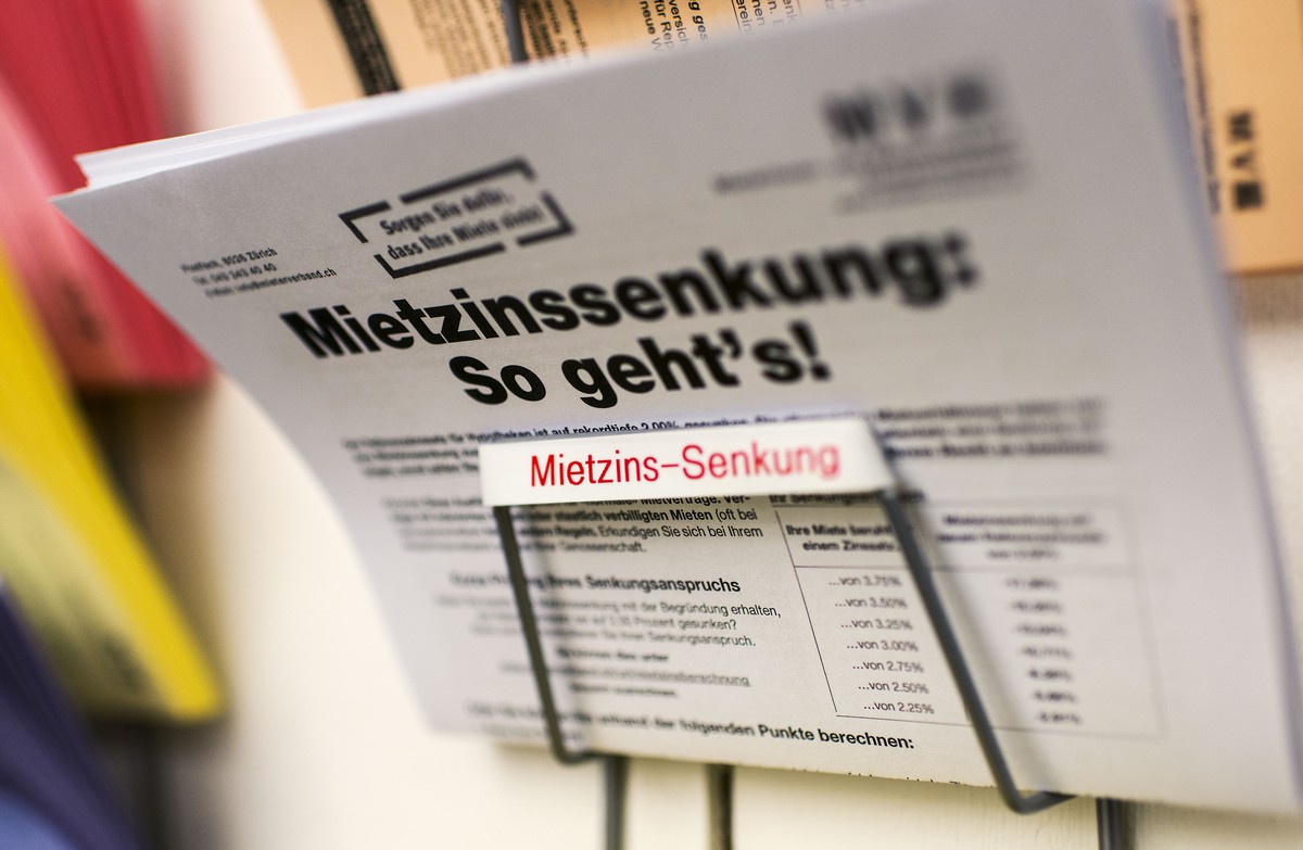 ARCHIV - Ein Informationsformular des Mieterinnen- und Mieterverbands liegt in einem Regal beschriftet mit "Mietzins-Senkung", aufgenommen am 26. Januar 2015 beim Mieterinnen- und Mieterverb ...