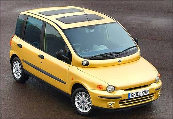 15 grauenhafte Autos, die es besser nie gegeben hätte
Vielleicht zuverlässiger als die oben aufgelisteten Autos, aber dafuer umso hässlicher:
Der Fiat Multipla