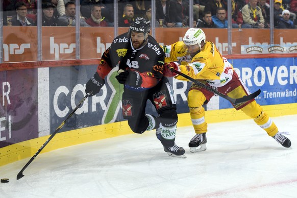 Berns Matthias Bieber, links, und Biels Beat Forster, rechts, kaempfen um den Puck, im dritten Eishockey Playoff-Halbfinalspiel der National League zwischen dem SC Bern und dem EHC Biel, am Samstag, 3 ...