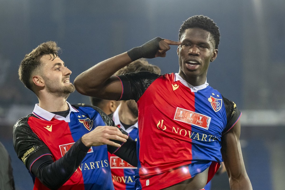 Basels Dominik Schmid, links, und Basels Thierno Barry rechts, jubeln nach dem Tor zum 2:2 im Viertelfinale des Schweizer Fussball Cups zwischen dem FC Basel 1893 und dem FC Lugano im Stadion St. Jako ...