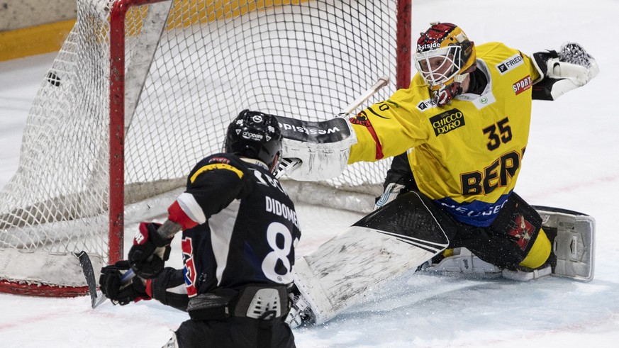 Gotterons Chris Didomenico, links, trifft gegen Berns Torhueter Tomi Karhunen zum 3-0 im Eishockey Meisterschaftsspiel der National League zwischen dem HC Fribourg Gotteron und dem SC Bern, am Diensta ...