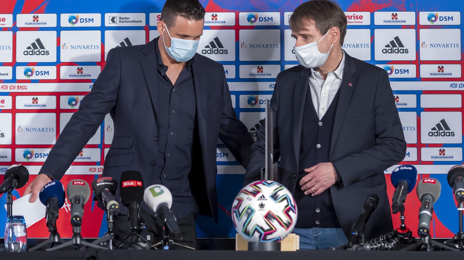 David Degen, links, und Bernhard Burgener, rechts, an einer Medienkonferenz des FC Basel 1893 in Basel, am Mittwoch, 11. Mai 2021. Die Differenzen rund um die Uebertragung der Aktien an der FC Basel H ...