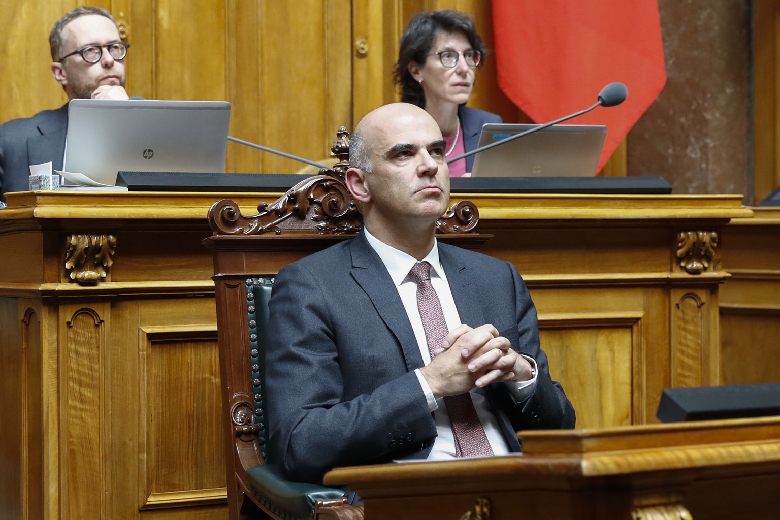 Bundesrat Alain Berset verfolgt die Abstimmung um die Altersvorsorge 2020 im Nationalrat, waehrend der Fruehlingssession der Eidgenoessischen Raete, am Donnerstag, 16. Maerz 2017 in Bern. (KEYSTONE/Pe ...