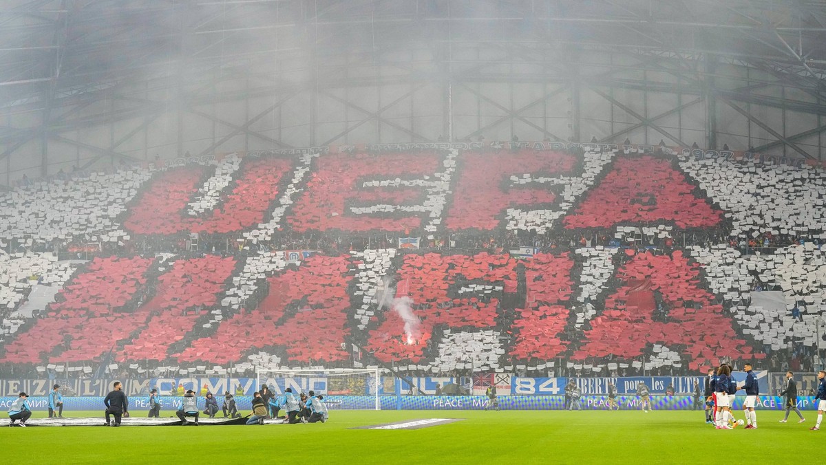 Die Marseille-Choreo ohne Pyros.
