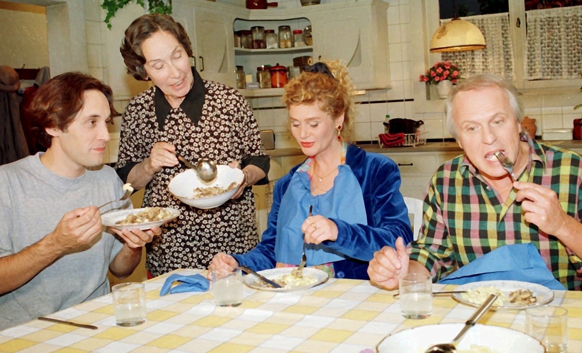 Szene aus der ersten Staffel der Schweizer Sitcom "Fascht e Familie" (aufgenommen im Oktober 1996) mit (vlnr) Martin Schenkel als Flip, Trudi Roth als Tante Martha, Hanna Scheuring als Vreni ...