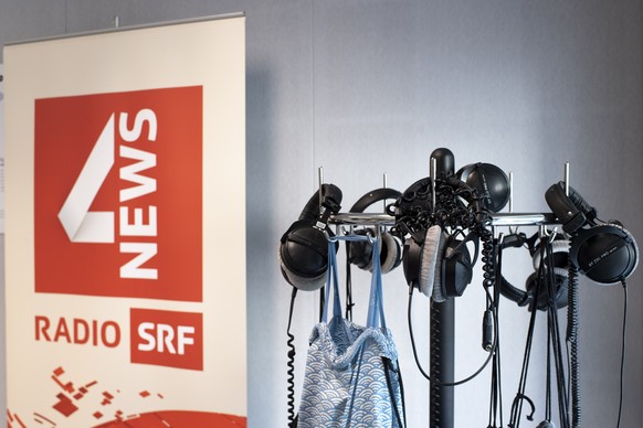 ARCHIVBILD ZUM RADIO SRF BERN, WO HEUTE ZUM LETZTEN MAL DIE NACHRICHTEN GESENDET WERDEN --- Kopfhoerer fotografiert in einem Studio von SRF 4 News, am Mittwoch, 12. September 2018 im SRF Studio in Ber ...