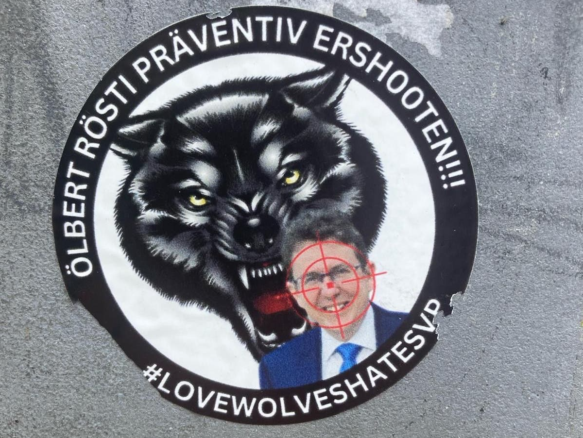 A Berne, des autocollants portant l'inscription: «Ölbert Rösti à abattre préventivement!!!» sont apposés sur des poteaux dans les rues. La police passe maintenant à l'action.