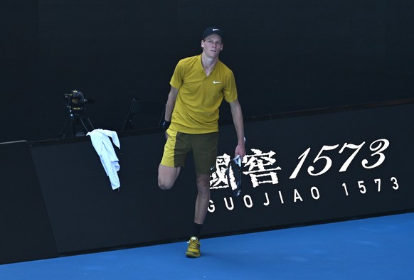 epa12676378 Jannik Sinner of Italy stretches after cramping , shortly before the roof is closed due to heat during the Mens 3rd round match between Jannik Sinner of Italy and Eliot Spizzirri of USA o ...