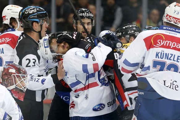 Berns Simon Bodenmann, rechts, pruegelt sich mit Zuerichs Phil Baltisberger, im fuenften Eishockey Playoff-Halbfinalspiel der National League zwischen dem SC Bern und den ZSC Lions, am Donnerstag, 5.  ...