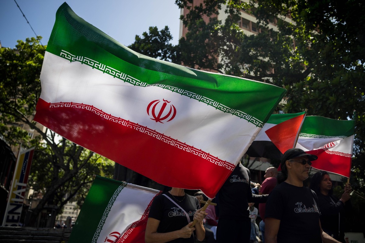 epa12179751 People hold flags during a demonstration in support of Palestinians and Iran in Caracas, Venezuela 16 June 2025. Members of the International Platform of Solidarity with the Palestinian Ca ...