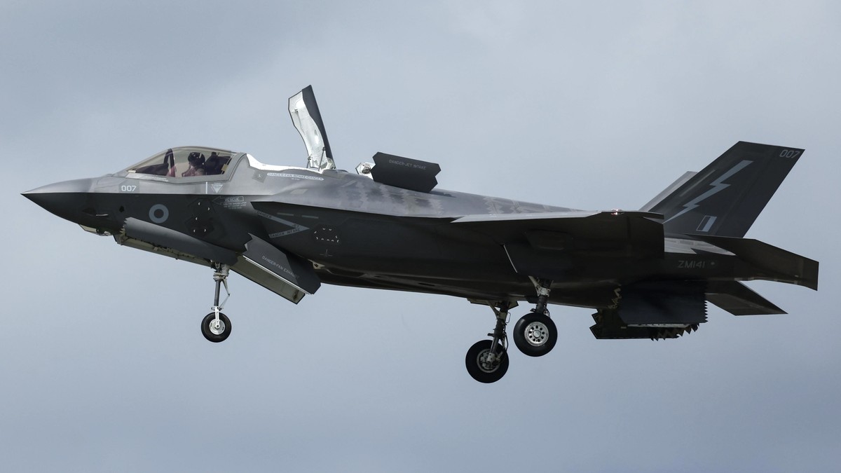 epa11491579 A Royal Air Force (RAF) Lockheed Martin F-35 takes part in a display on the opening day of the Farnborough International Airshow in Farnborough, Britain, 22 July 2024. The aviation summit  ...