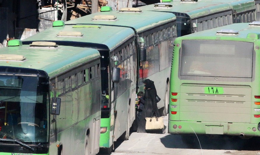 Die Evakuierung mit den grünen Bussen ist am Donnerstag angelaufen.