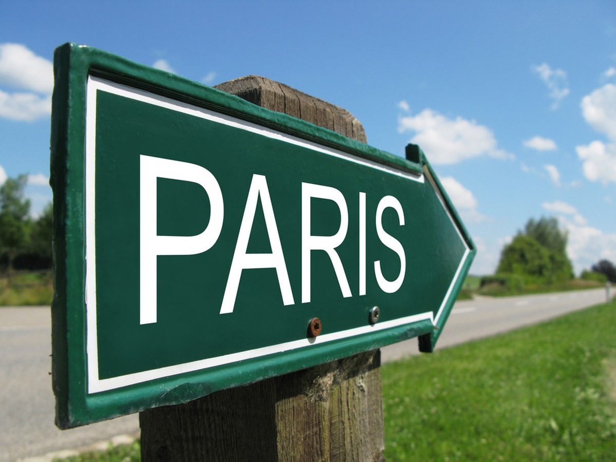 Ein Wegweiser, welcher den Weg nach Paris (Frankreich) anzeigt.