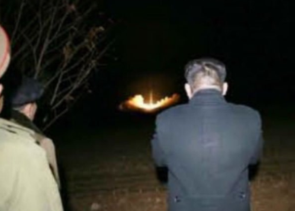 Kim verfolgt den Raketenstart.
