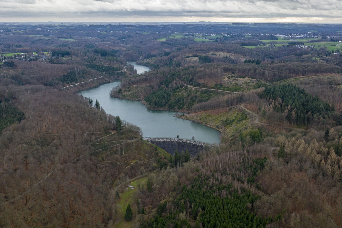 31.12.2023, Nordrhein-Westfalen, Solingen: An der Sengbachtalsperre in Solingen steht das Wasser sehr hoch, bis dicht unter die Krone der Staumauer (Luftaufnahme mit einer Drohne). Der Regen der letzt ...