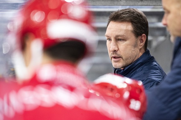 ARCHIV --- Head Coach Jeff Tomlinson im Eishockey Spiel der National League zwischen den Rapperswil Jona Lakers und Geneve-Servette HC am Samstag, 2. Januar 2021, in der St. Galler Kantonalbank Arena  ...