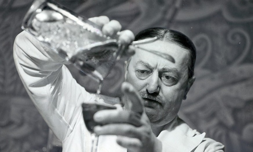 frank meier bartender barchef barman cocktails hotel ritz paris hemingway trinken alkohol drinks https://www.thedailybeast.com/frank-meier-the-paris-ritzs-mysterious-bartender-spy