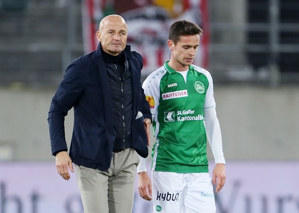 St. Gallen Trainer Peter Zeidler, links, enttaeuscht nach Spielschluss, zusammen mit seinem Spieler Jordi Quintilla, rechts, aufgenommen am Samstag, 16. Februar 2019, beim Fussball Super-League Spiel  ...