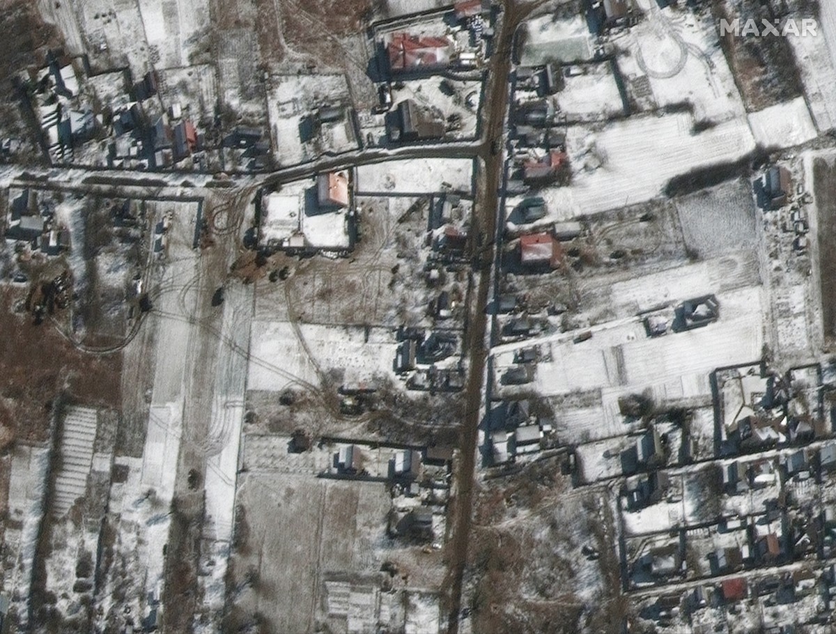 epa09816363 A handout satellite image made available by Maxar Technologies shows equipment and troops deployed in Ozera, northeast of Antonov airport, Ukraine, 10 March 2022. EPA/MAXAR TECHNOLOGIES HA ...
