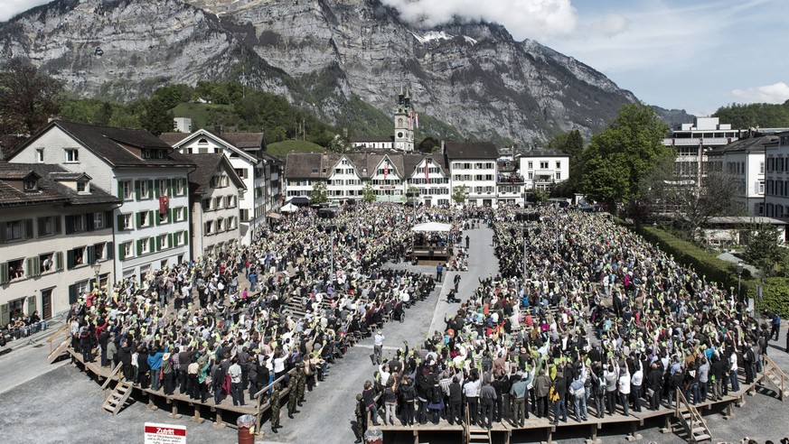 Leben günstig und dürfen noch per Hand abstimmen: Bewohner vom Kanton Glarus bei der Landsgemeinde am 5. Mai 2013.&nbsp;