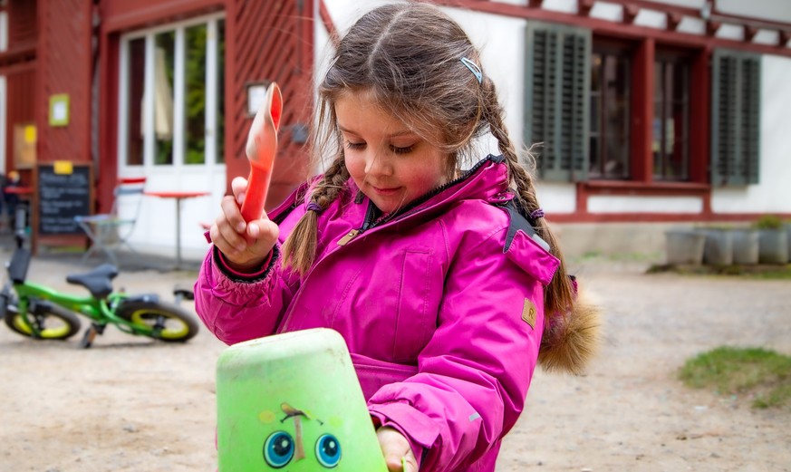 Lisa auf dem Spielplatz in Zürich: Die Fünfjährige war schon öfter im Spital als viele Erwachsene.