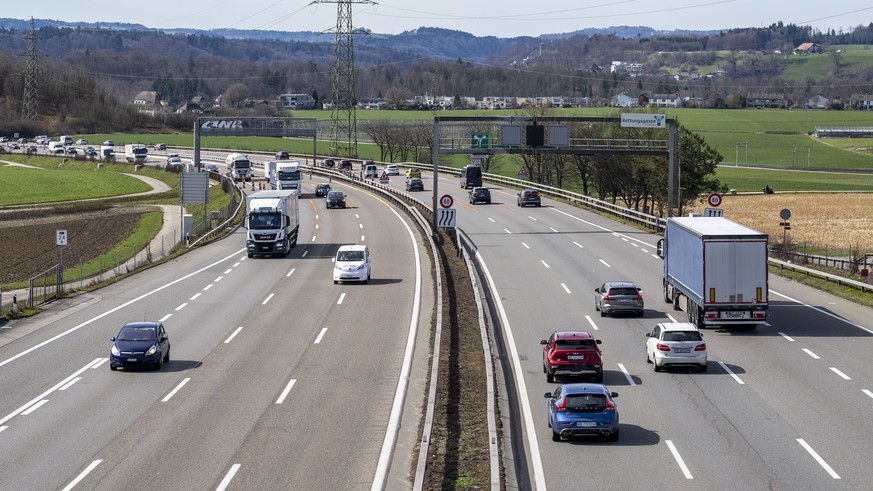 Sicht auf die A1 Autobahn im Grauholz, am Donnerstag, 16. Maerz 2023, in Bern. Der Kanton Bern diskutiert ueber einen Ausbau des Abschnittes im Grauholz auf acht Spuren. (KEYSTONE/Peter Schneider)