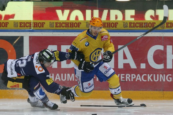 Zug, 12.09.2015, Eishockey NLA - EV Zug - HC Davos, Samuel Erni (L, EVZ) gegen Topscorer Mauro Joerg (R, Davos). (Marc Schumacher/EQ Images)