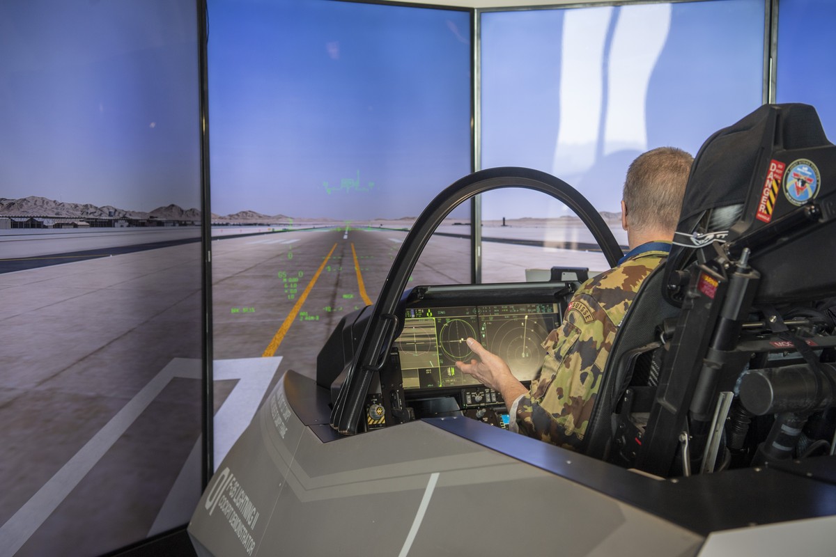 Ein Simulator eines Kampfflugzeugs des Typ F-35A steht auf dem Flugplatz Emmen anlaesslich des Medienanlasses "Armeebotschaft 2022" der Schweizer Luftwaffe zum Kampfflugzeug F-35A und zu and ...