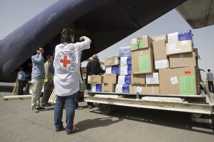 Hilfskräfte an einem Flughafen im Jemen