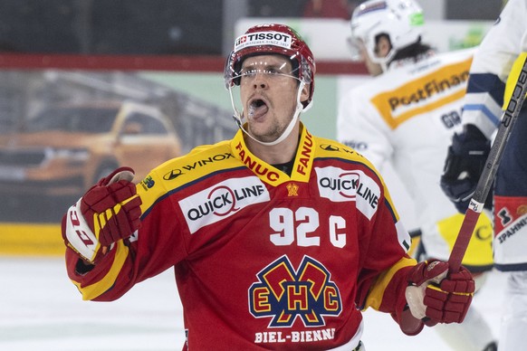 Biels Ga�tan Haas feiert seinen Treffer zum 2-2 im Eishockey Qualifikationsspiel der National League zwischen dem EHC Biel und dem HC Ambri-Piotta, am Dienstag, 3. Oktober 2023, in der Tissot Arena in ...