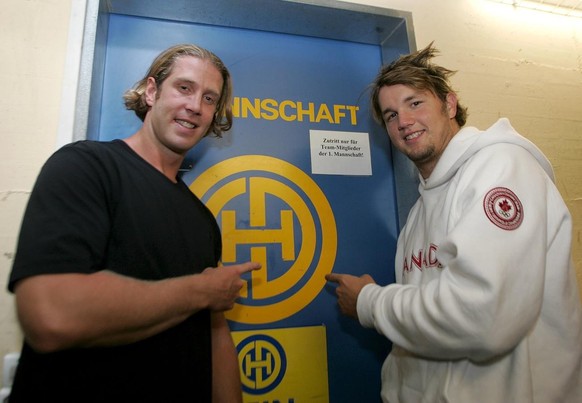 Die NHL-Stars Joe Thornton von Bosten, links, und Rick Nash von den Columbus Blue Jackets, rechts, posieren am Freitag, 6. August 2004, vor der Spielerkabine des HC Davos in der Eishalle in Davos. Der ...