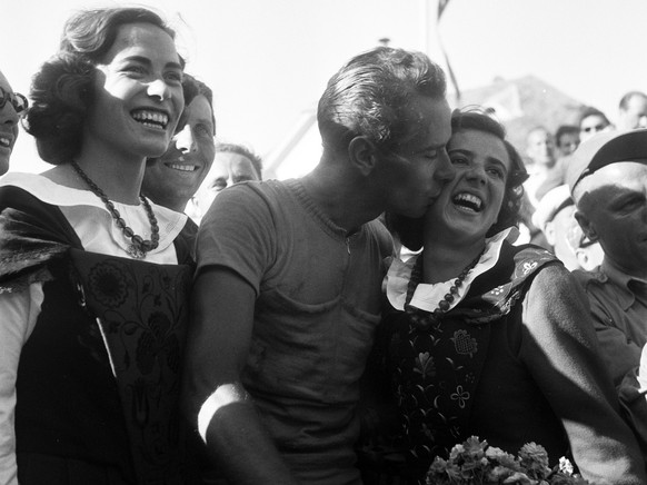 Hugo Koblet im gelben Leadertrikot der Tour de Suisse 1950.
https://permalink.nationalmuseum.ch/100638086